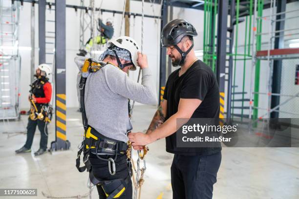 formation de technicien d'accès de corde - rope high rescue photos et images de collection