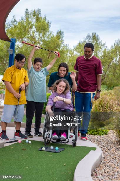 een groep gehandicapte personen - minigolf stockfoto's en -beelden