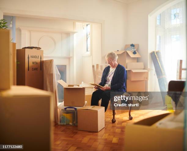 het verlaten van haar huis - bezittingen stockfoto's en -beelden