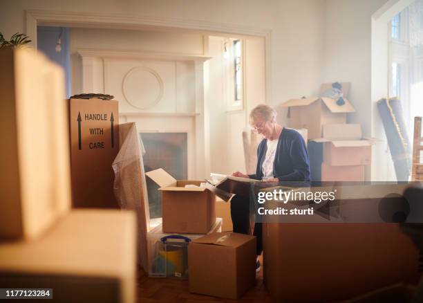 fond huis herinneringen - bezittingen stockfoto's en -beelden