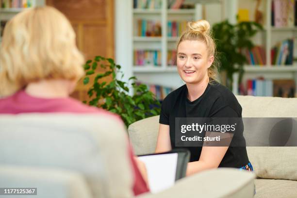 informeel sollicitatiegesprek - begeleiding stockfoto's en -beelden