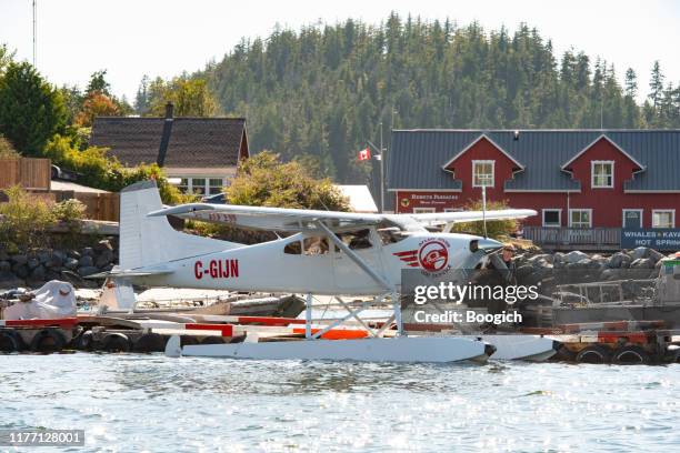 aereo marino attraccato a tofino vancouver island canada - tofino foto e immagini stock