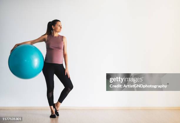 mujeres embarazadas haciendo pilates - yoga ball fotografías e imágenes de stock