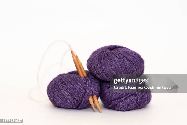 female hands knitting with gray wool, top view - aiguille à tricoter photos et images de collection