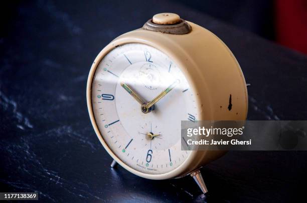 antiguo reloj despertador sobre fondo negro - reloj foto e immagini stock