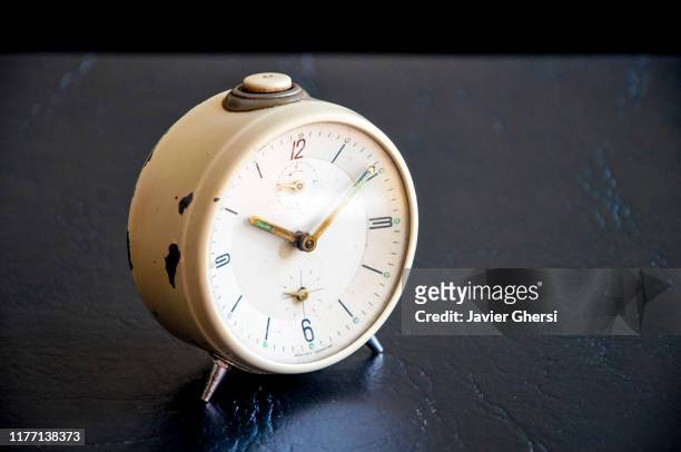 antiguo reloj despertador sobre fondo negro - reloj foto e immagini stock