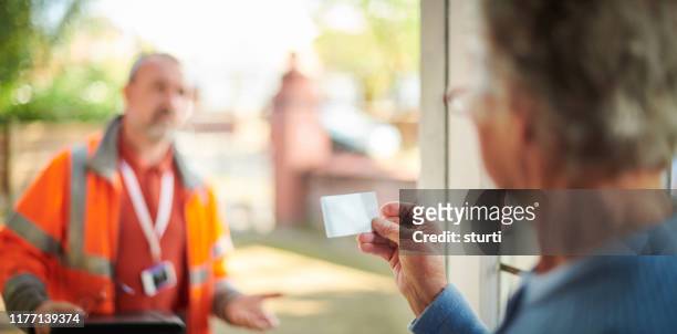 comerciante en la puerta - vendedor de puerta en puerta fotografías e imágenes de stock