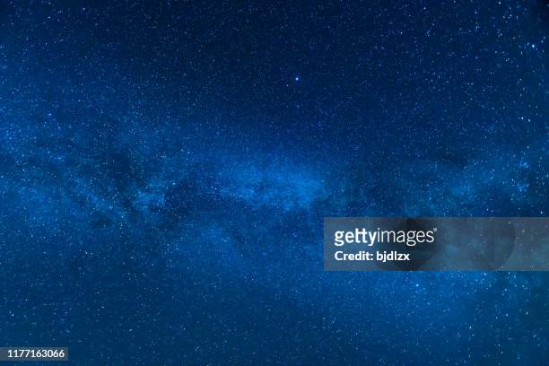 nachtscène melkweg achtergrond - galaxy wallpaper stockfoto's en -beelden