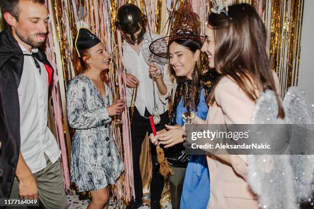 halloween-party - maskerade stock-fotos und bilder