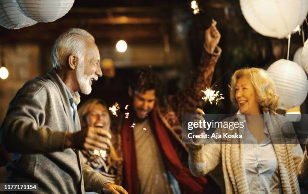 familie new year's eve partij. - nieuwjaar stockfoto's en -beelden