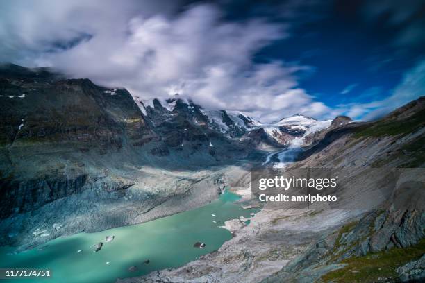 glaciar con laguna y pasterze en montañas austriacas que muestran efectos del cambio climático - grossglockner fotografías e imágenes de stock