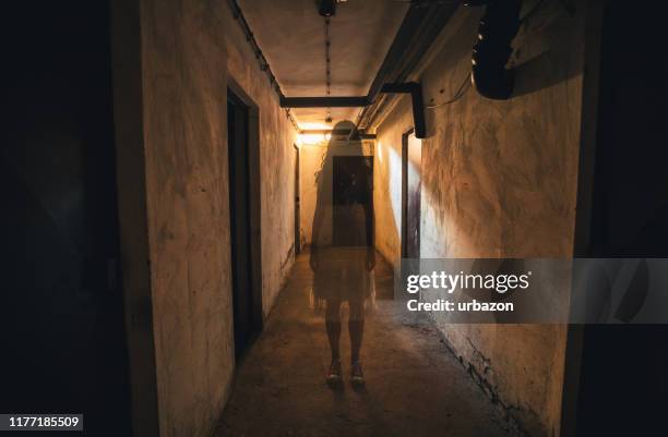 pequeña niña fantasma horror película - fantasma fotografías e imágenes de stock