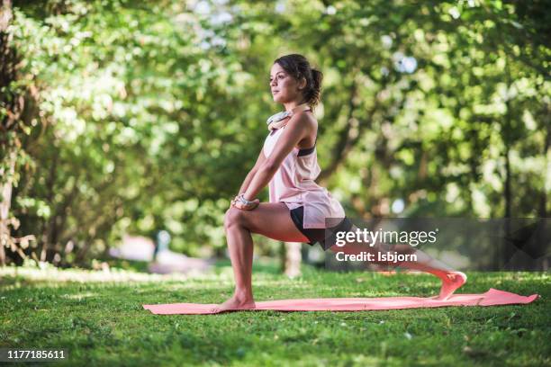 buiten training. - running in park stockfoto's en -beelden