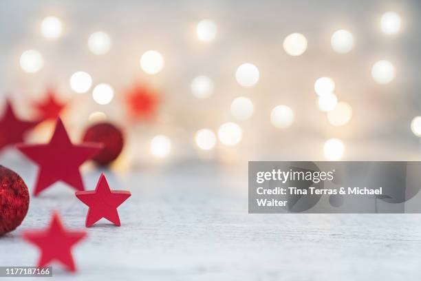 christmas background with red stars and red christmas balls with fairy lights. - christmas copy space stock pictures, royalty-free photos & images