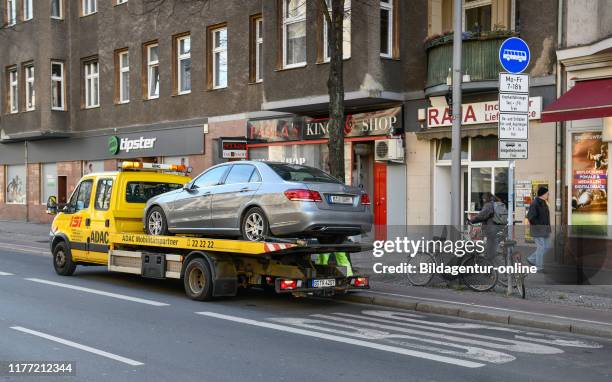 Tow bus lane high street, beauty's mountain, Berlin, Germany, Abschleppen Busspur Hauptstrasse, Schoneberg, Germany.