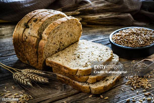 pane a fette integrale - loaf of bread foto e immagini stock