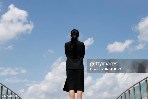 rear view of businesswoman looking up sky - japanese bussiness woman looking up imagens e fotografias de stock