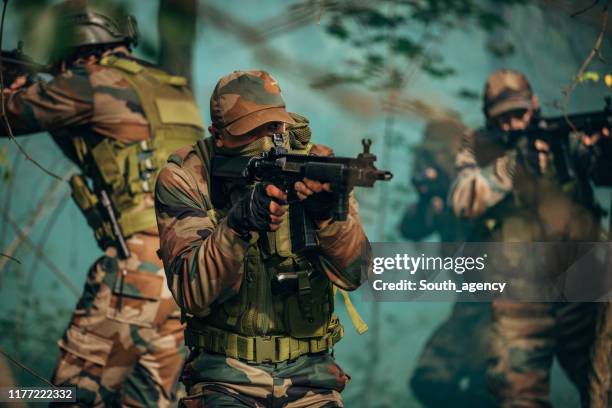 gruppe von soldaten im krieg - terrorbekämpfung stock-fotos und bilder