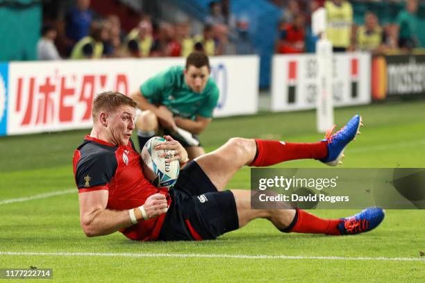 Ruaridh McConnochie of England scores his sides fifth try during the Rugby World Cup 2019 Group C game between England and USA at Kobe Misaki Stadium...