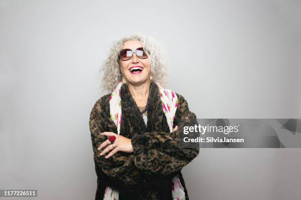 bella donna anziana con occhiali da sole - funky foto e immagini stock