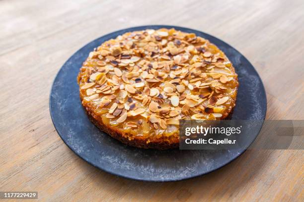 cuisine - déssert, gâteau à la poire et aux amandes. - almond caramel stock-fotos und bilder