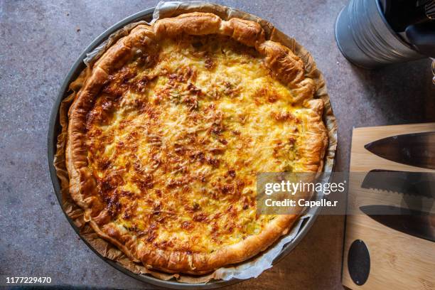 cuisine - quiche aux poireaux - quiche photos et images de collection
