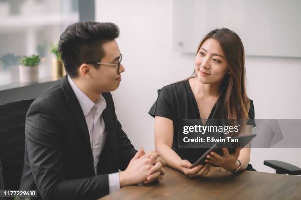 een aziatische chinese vrouw uit te leggen aan haar cliënt op de zakelijke voorstel in de vergaderruimte op kantoor - business chinese men talking stockfoto's en -beelden