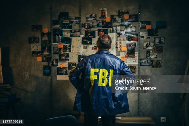 volwassen fbi agent werkt op een geval alleen - crime and murder stockfoto's en -beelden