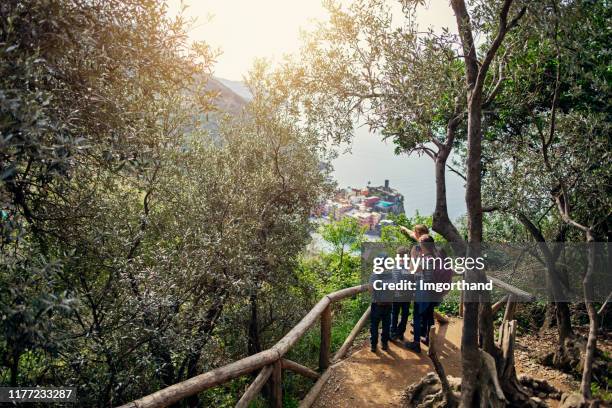 toeristische familie wandelen in cinque terre, italië - liguria stockfoto's en -beelden