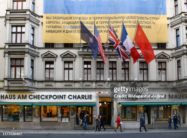 Checkp Point Charlie Inages House At The Checkpoint Charlie Photos and Premium High Res Pictures ...