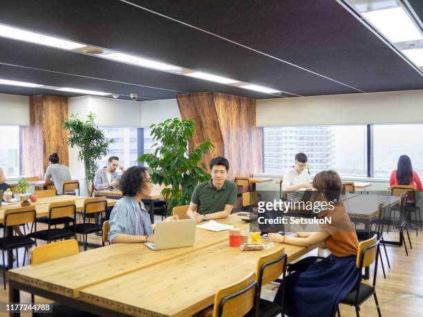 コワーキングスペース、ランチタイムの多様なビジネスマン - オフィス　日本 ストックフォトと画像