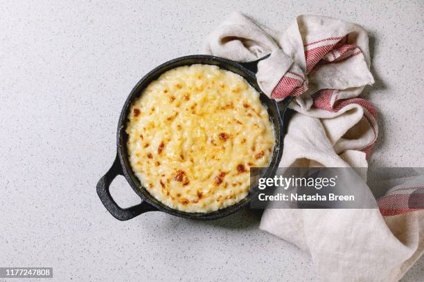 american dish mac and cheese - macaroni and cheese stockfoto's en -beelden