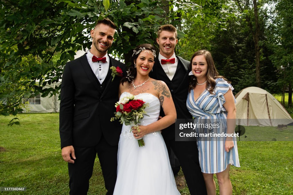 Traditionale Hochzeit Porträt von Millennial Paar im Freien.