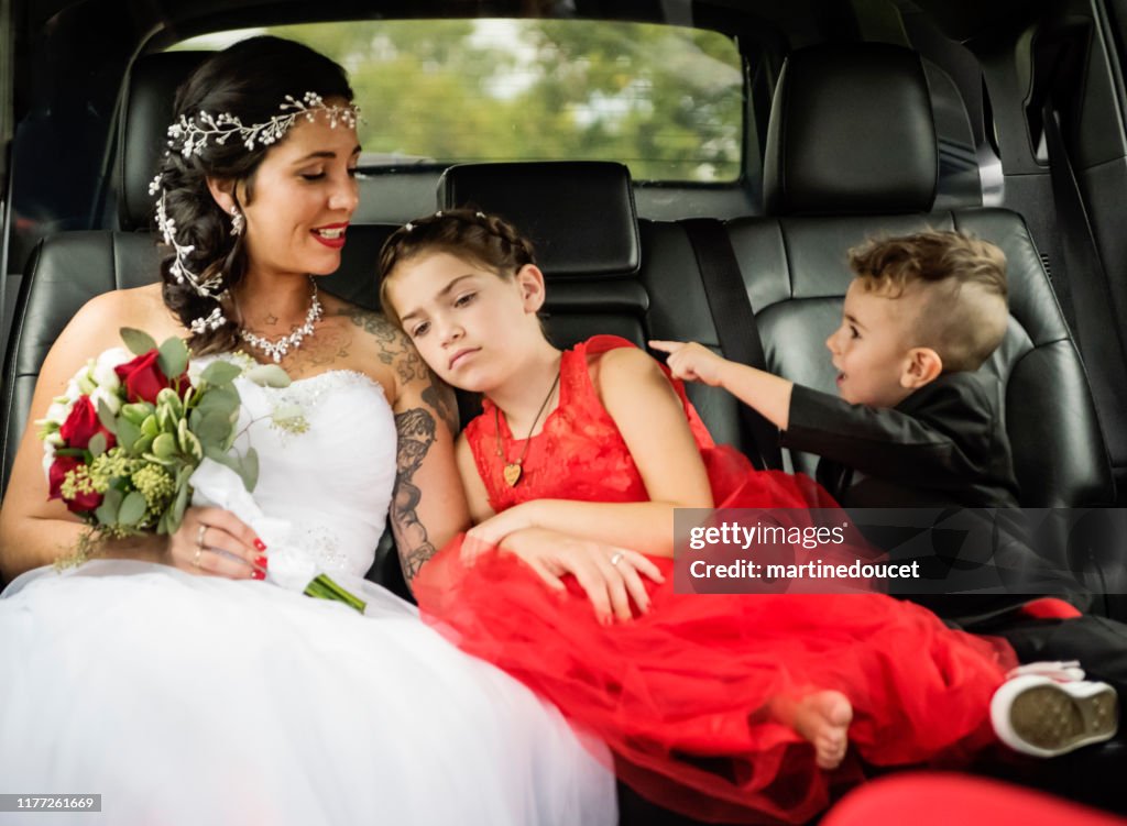 Millennial Braut in Limousine auf dem Weg zur Hochzeit.