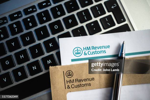 "hm revenue" letter on laptop keyboard - correspondance photos et images de collection