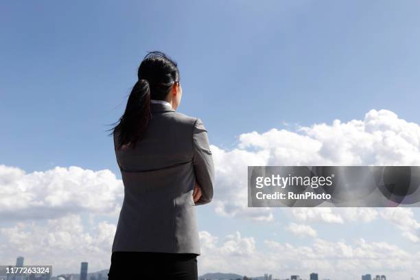 businesswoman looking up against sky - japanese bussiness woman looking up imagens e fotografias de stock