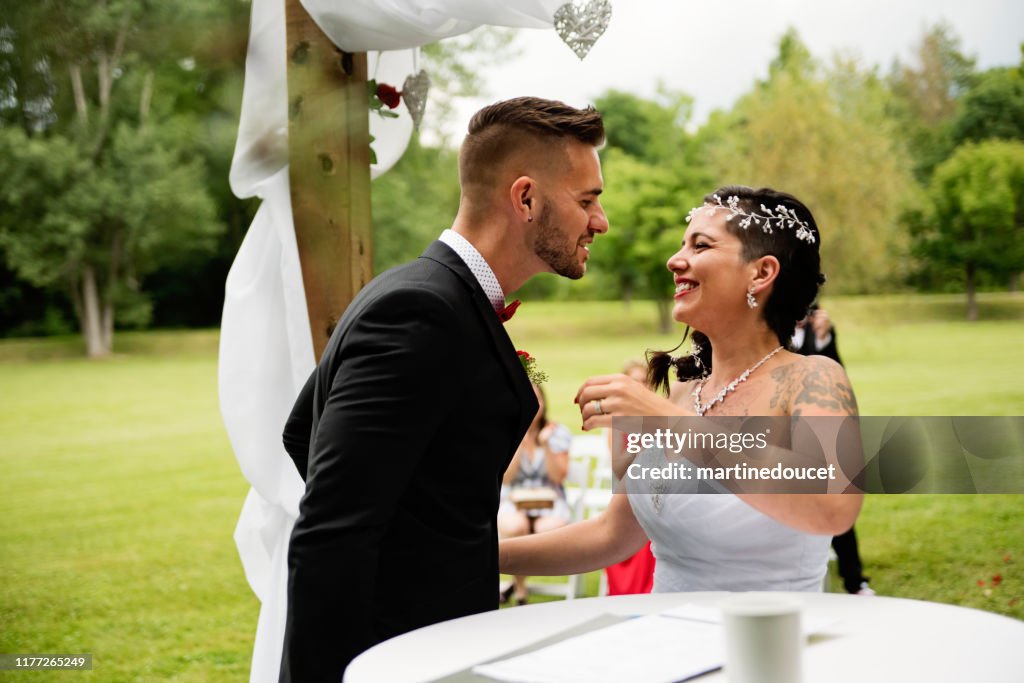 Cérémonie de mariage intime pour le couple millénaire.