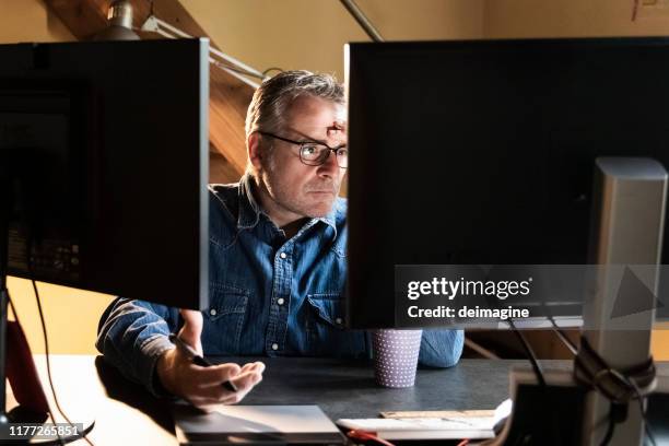 mann arbeitet zu hause mit pc - steuerberater stock-fotos und bilder