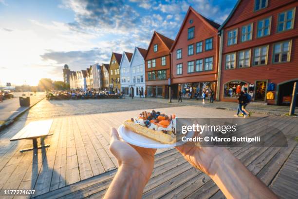 personal perspective of man holding a norwegian waffle in bergen, norway - 卑爾根 個照片及圖片檔