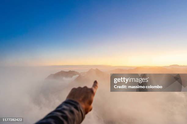 hiker hand pointing to the mountains - explorer imagens e fotografias de stock