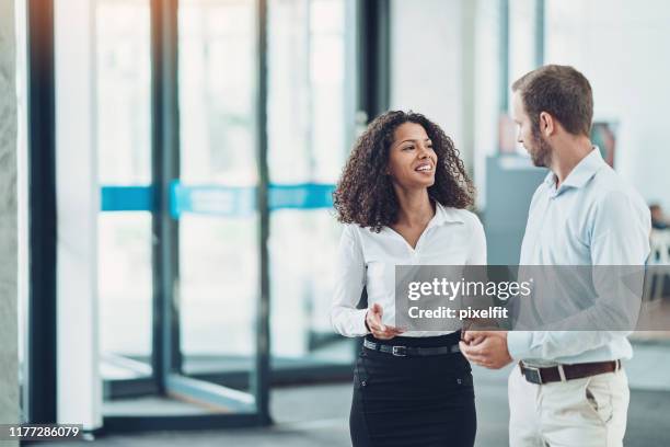 ondernemers lopen samen en praten - white shirt stockfoto's en -beelden