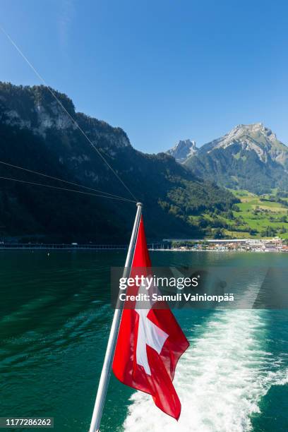 swiss flag on sailing boat, lake luzern, switzerland - canton-de-lucerne photos et images de collection