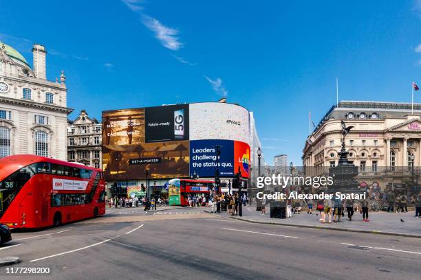 piccadilly circus on a bright sunny day, london, england, uk - piccadilly circus city of westminster stockfoto's en -beelden