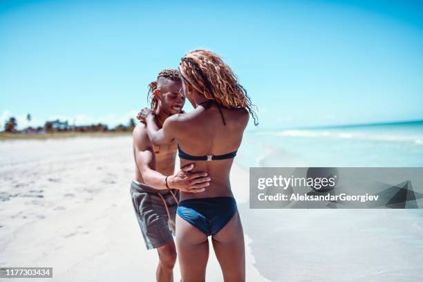 nettes paar tanzen am strand - kuba strand stock-fotos und bilder