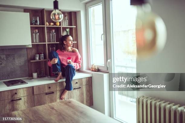 weibliche sitzen allein auf schrank - verlangen verhalten und emotionen stock-fotos und bilder