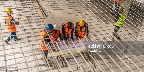 construction workers looking at plans - wire mesh construction stock pictures, royalty-free photos & images