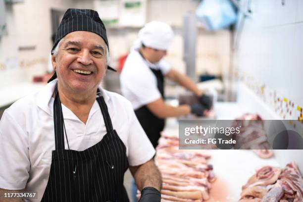 porträt eines metzgers in der metzgerei - butcher portrait stock-fotos und bilder