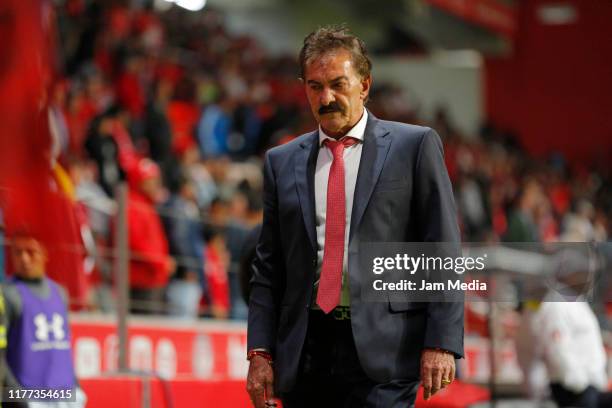 Ricardo La Volpe, Head Coach of Toluca looks on during the 11th round match between Toluca and Atletico San Luis as part of the Torneo Apertura 2019...