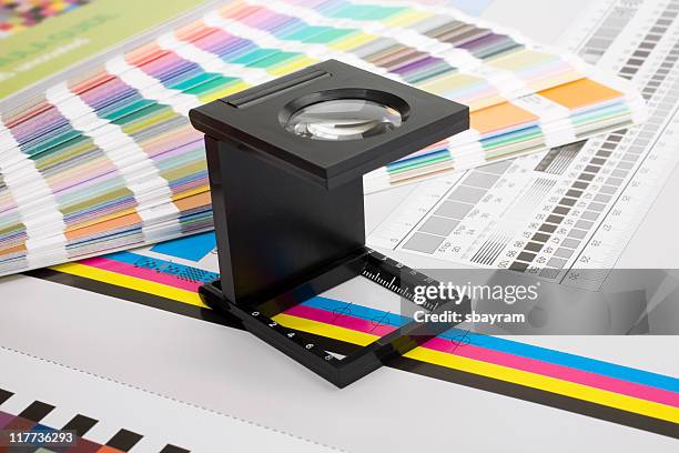 lente di ingrandimento e colore guida - tipografia foto e immagini stock