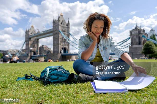 ロンドンに留学するイギリス人学生 - 交換留学生 ストックフォトと画像